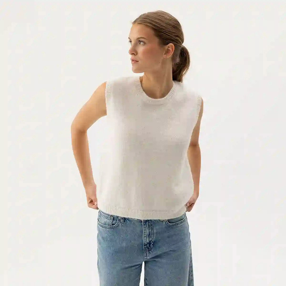 elsy-vest-off-white-holebrook.jpg