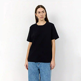 kis-t-shirt-svart-levete-room.jpg