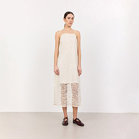 lia-strap-klanning-offwhite-levete-room.jpg