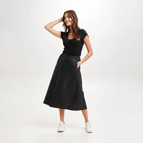 skinn-kjol-flora-black-btf.jpg