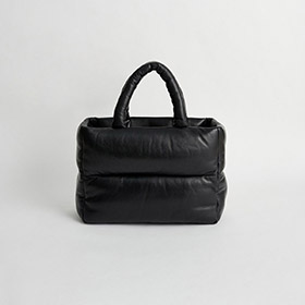 stand-studio-daffy-bag-svart.jpg